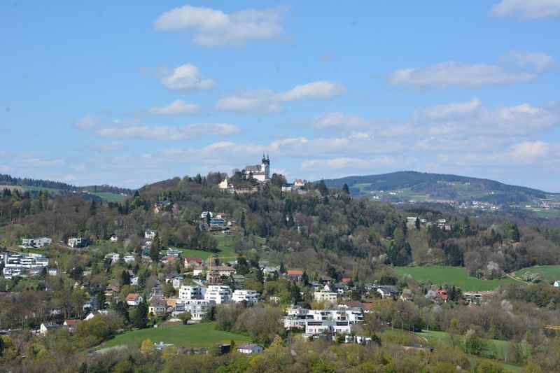 Das ist die Aussicht vom Turm am Freinberg zum Pöstlingberg
