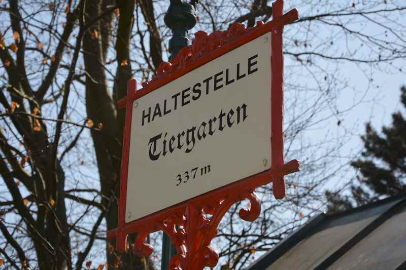 Haltestellen - Beschilderung wie früher: An der Pöstlingbergbahn die Station Tiergarten