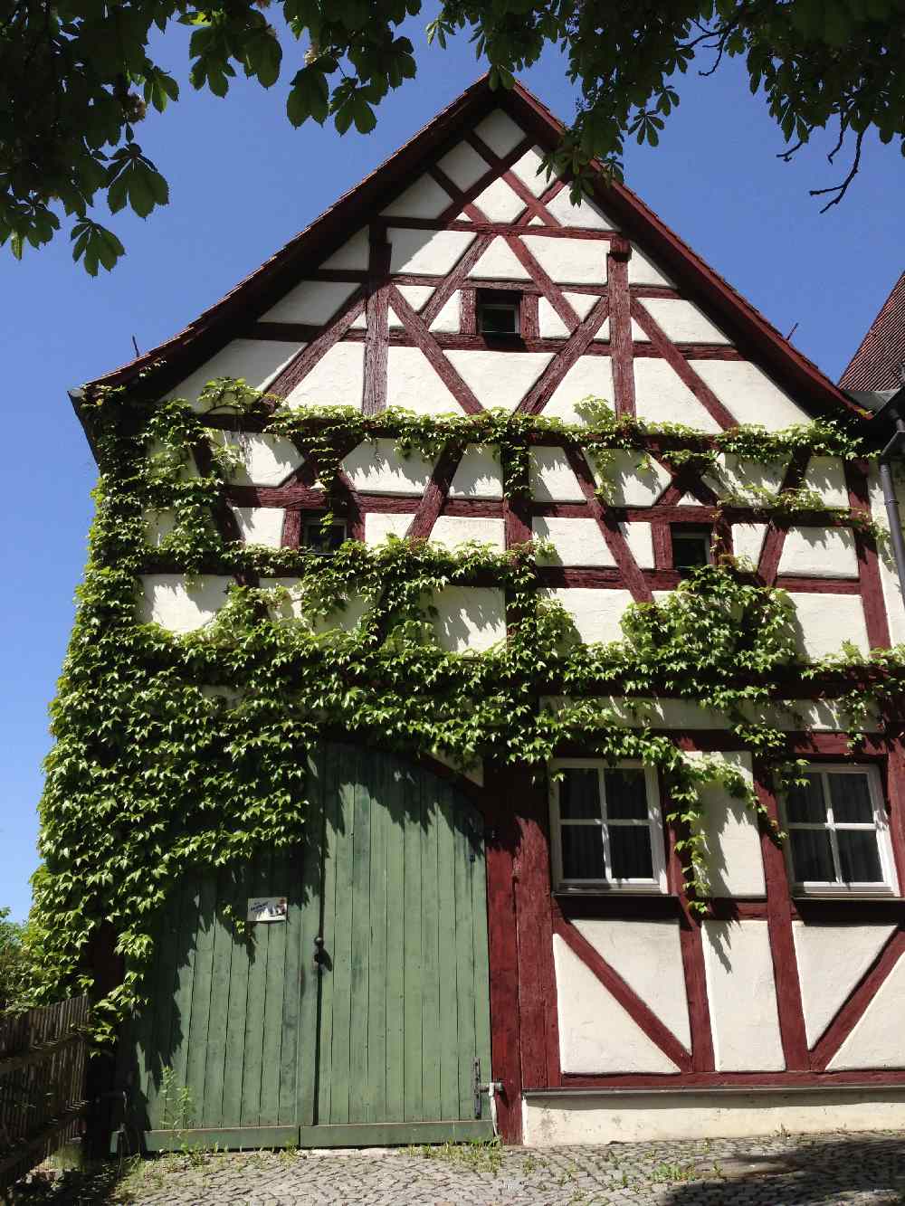 Franken wandern mit Kindern - von den Fachwerkhäusern in Pommelsbrunn wandern zur Burgruine 