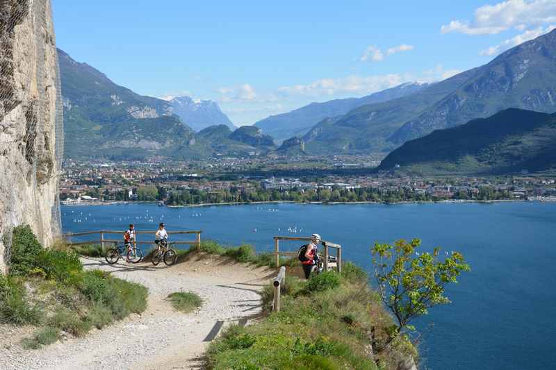 Ponalestrasse Gardasee: Traumblick beim mountainbiken mit Kindern