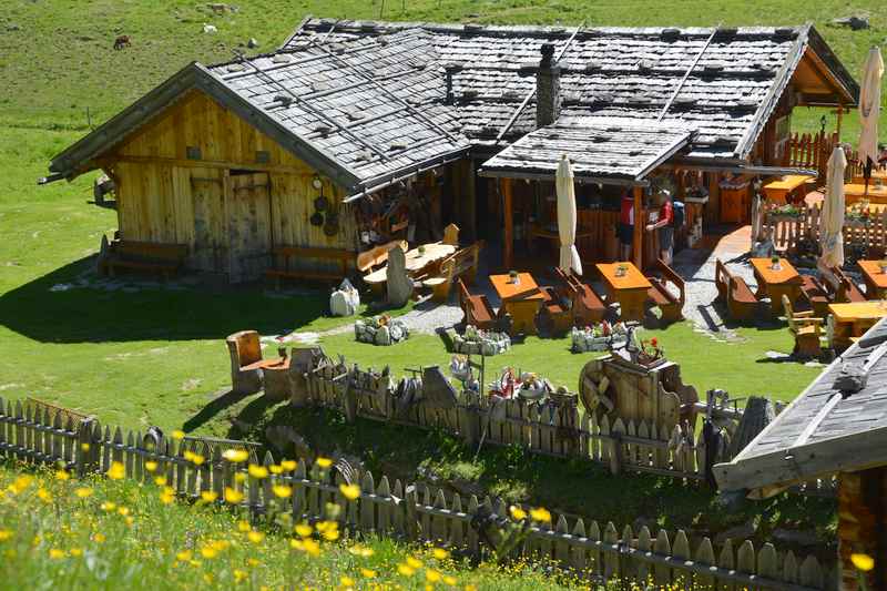 Die Pranter Stadelhütte im Altfasstal ist ein tolles Ziel für eine Wanderung mit Kinderwagen. Es gibt einen großen Spielplatz für Kinder.