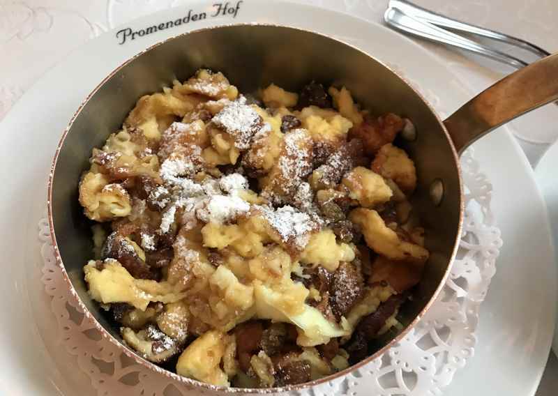  Promenadenhof Linz: Der sehr gute Kaiserschmarrn - stilecht in der Pfanne serviert 