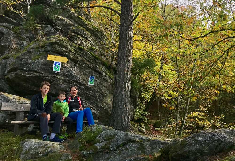 Nach der Wanderung zum Pühretstein lässt es sich auf der Bank gut rasten