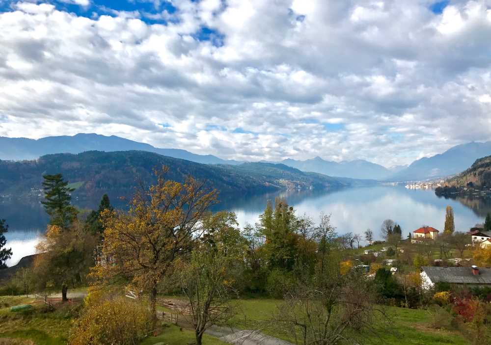 Millstätter See Radweg mit diesem Ausblick bei Pesenthein über Berge und See in Kärnten