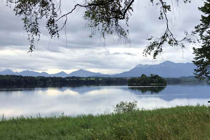 Am Staffelsee Radweg: Das ist der Blick vom Ufer in Uffing auf die Berge 