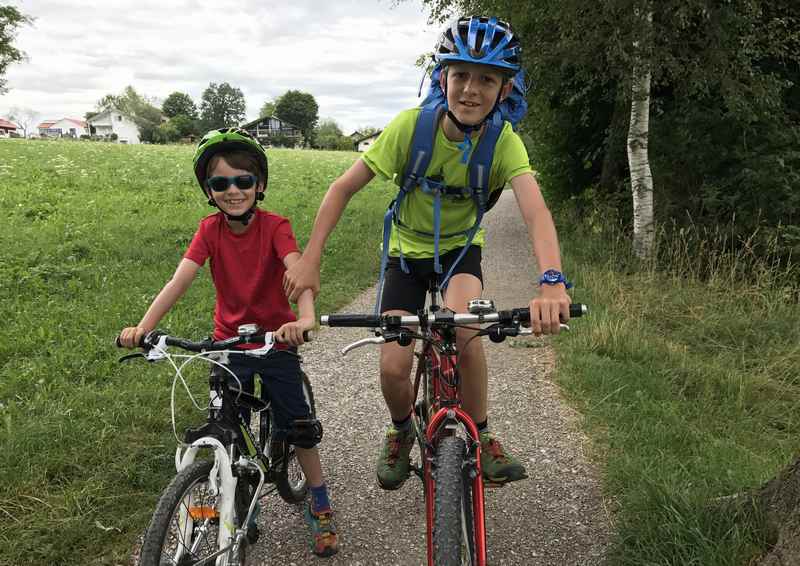 Unser Start auf dem Staffelsee Radweg - die Kinder freuen sich auf die Tour am See in Bayern