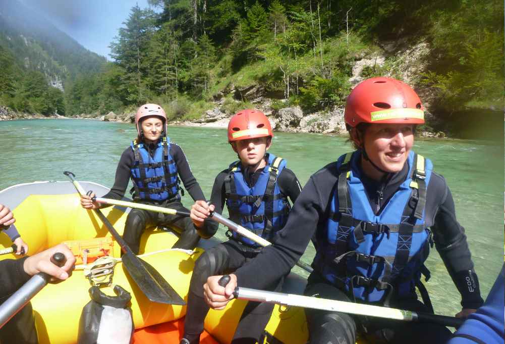 Rafting mit Kindern - Wir sitzen alle im Boot und probieren die ersten Züge mit den Paddeln