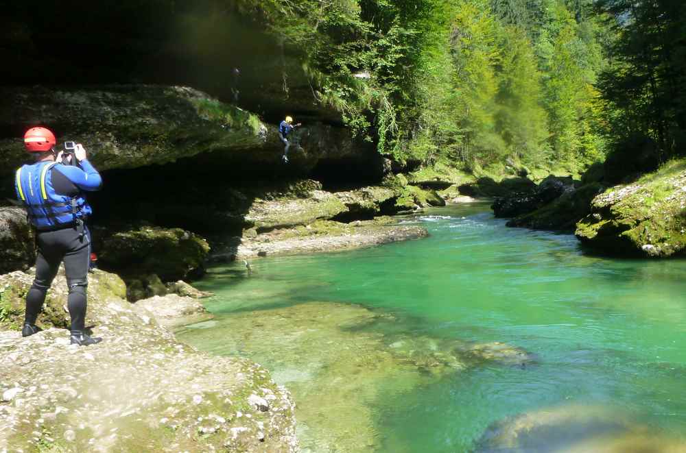 Der schönste Platz unserer Raftingtour an der Salza: Links oben springen wir wieder von den Felsen hinein