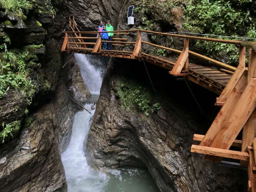 Eindrucksvolle Naturgewalten: Die Raggaschlucht mit den uns kleinen Menschen