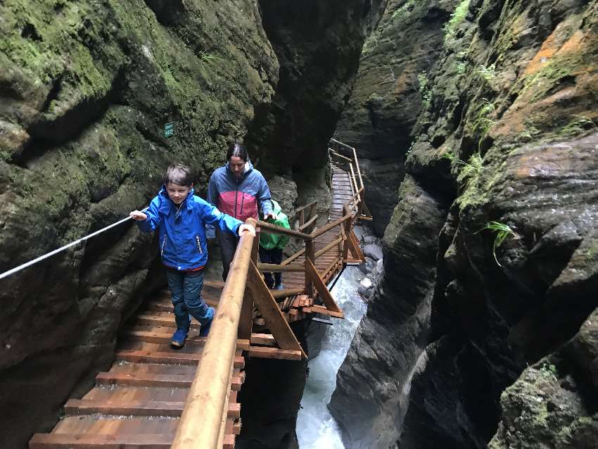 Steil hinauf durch die Raggaschlucht mit Kindern