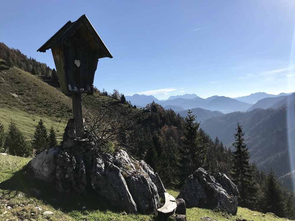 Der Blick bei der vorderen Ranggenalm hinaus aus dem Kaiserbachtal 