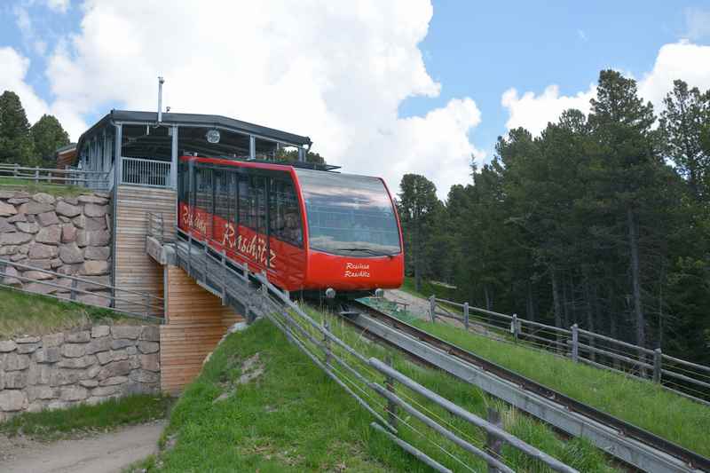  Die Raschötzbahn ab St. Ulrich in Gröden auf den Berg