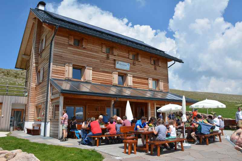 Das ist die Raschötzhütte oberhalb von Gröden auf dem Raschötz, Südtirol 