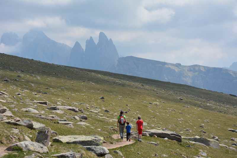 Am Raschötz wandern mit Kindern und auf die bekannten Geislerspitzen schauen