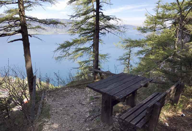 Bald haben wir bei der Familienwanderung einen der schönen Aussichtspunkte samt Rastbank und Blick auf den Attersee erreicht