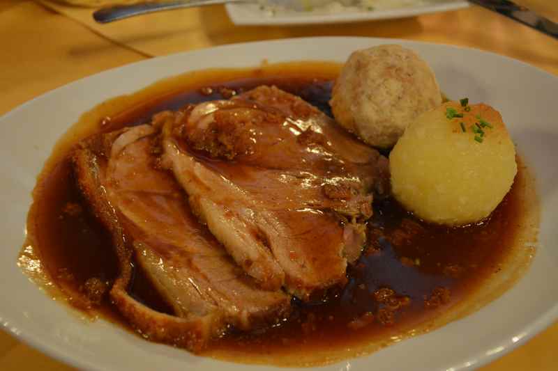 Ein sehr guter Schweinebraten im Ratskeller München