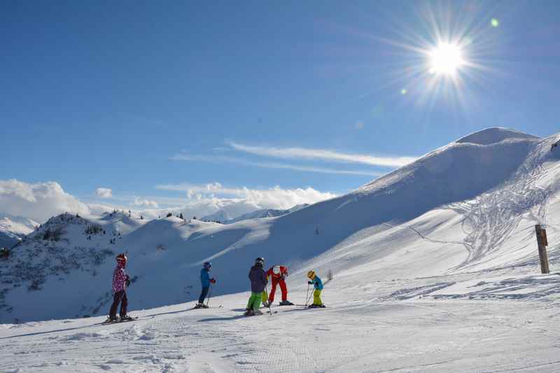 Skigebiet Rauris: In Rauris wunderbar skifahren mit Kindern - hinten die Spuren im freien Skigelände 