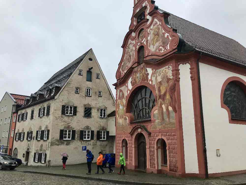 Vom Lech geht es wieder hinauf in die Stadt Füssen mit Kindern bei Regen