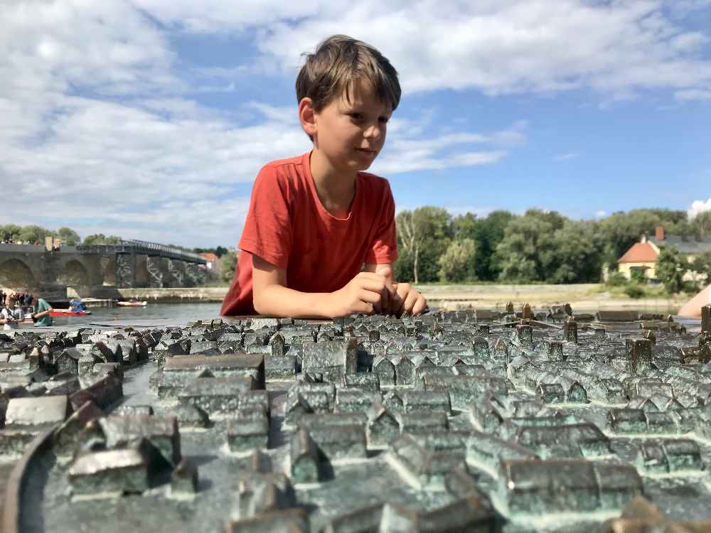 Auf der anderen Seite der steinernen Brücke gibt es dieses Modell der Stadt - das gefällt allen in Regensburg mitKindern!