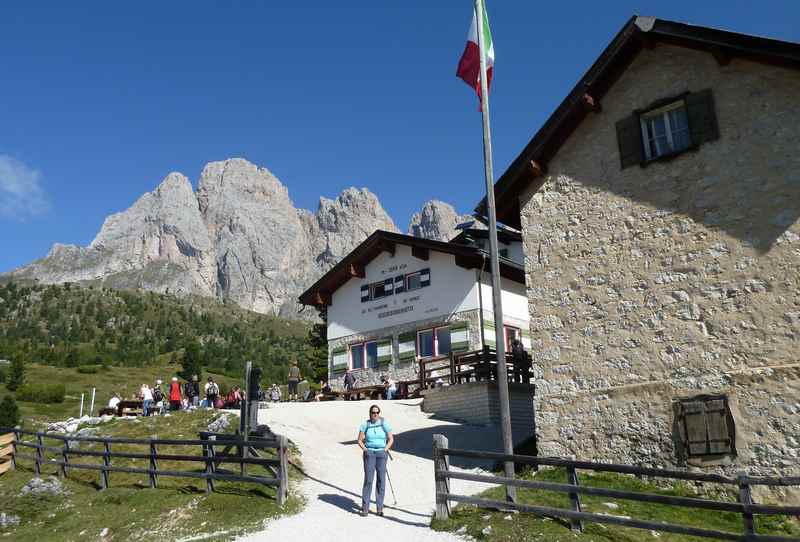 Die Regensburger Hütte in Gröden mit den Dolomiten im Hintergrund