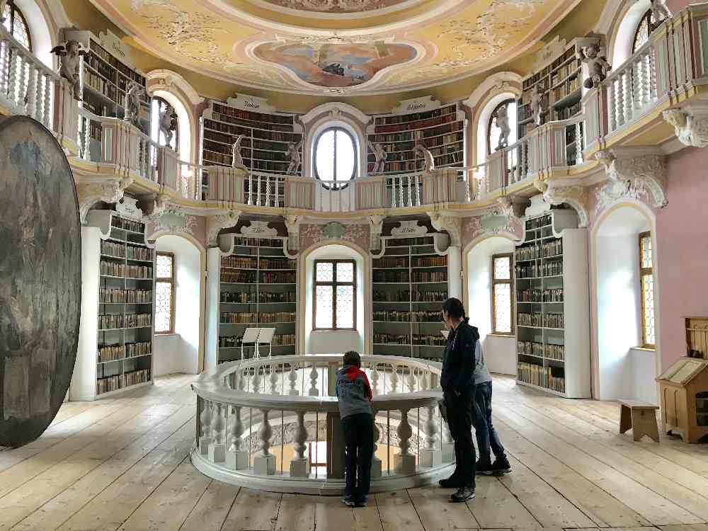 Allgäu Ausflugsziele bei schlechtem Wetter: Im Stadtmuseum Füssen - dem Kloster St. Mang - in der schönen Bibliothek