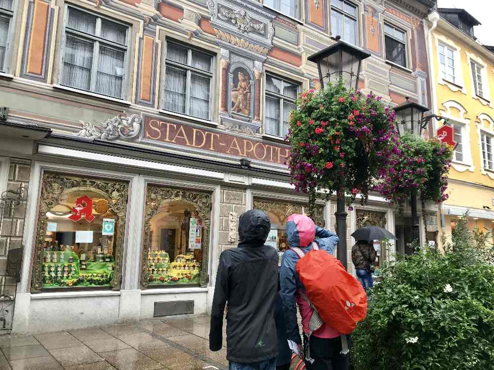 Bei Regenwetter im Allgäu durch die Altstadt von Füssen - auf der Stadtrallye mit Kindern