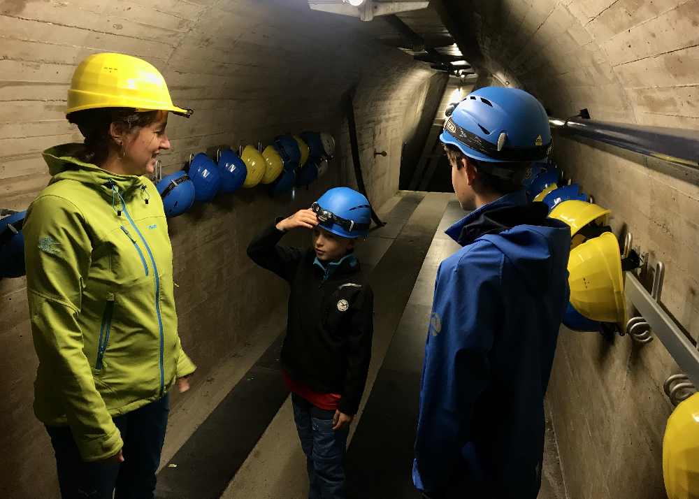 Helm auf - und los geht es bei der Staumauer Führung IN die Schlegeis-Staumauer, auch ideal als Regenwetter Ausflug im Zillertal!