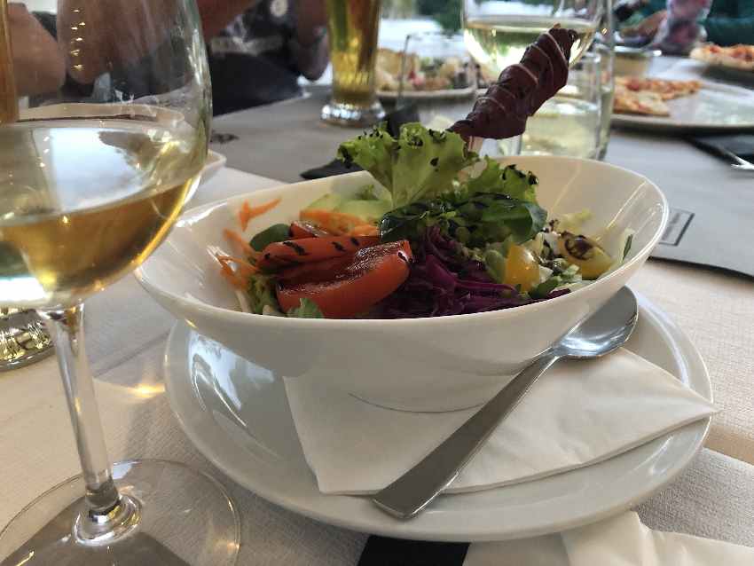 Essen im Restaurant Europa Camping Village: Salat für die Erwachsenen...