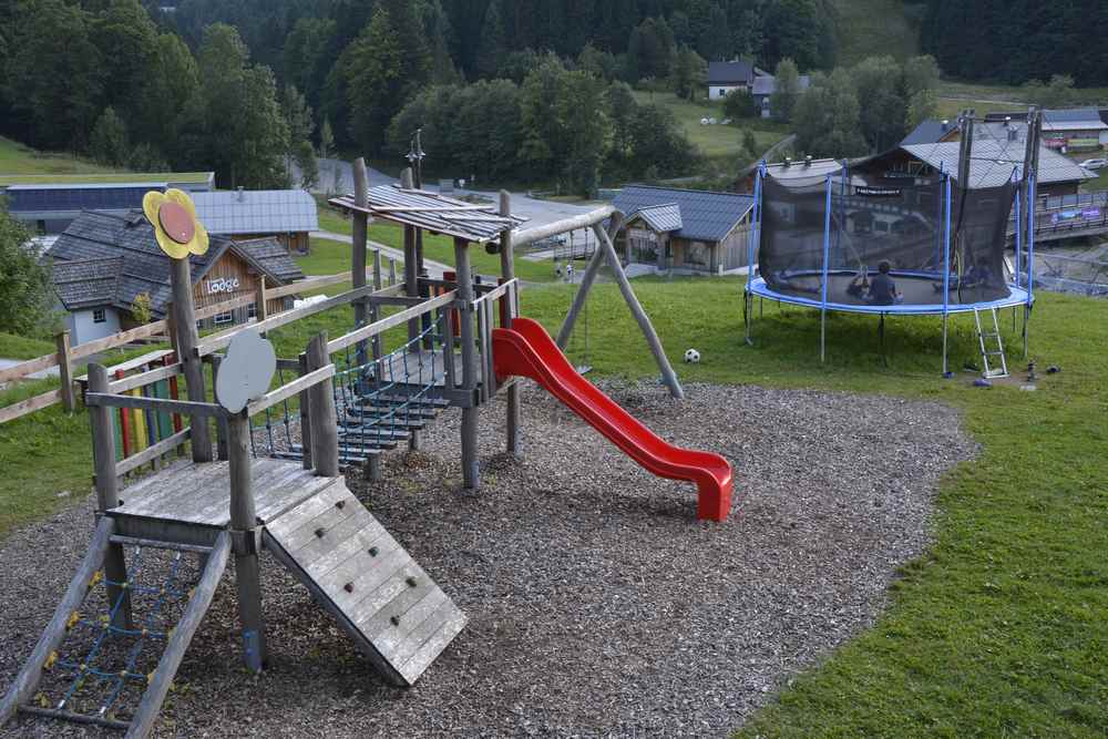 Alpenstubn Loser:  Das ist der Kinderspielplatz neben dem Restaurant mit Trampolin