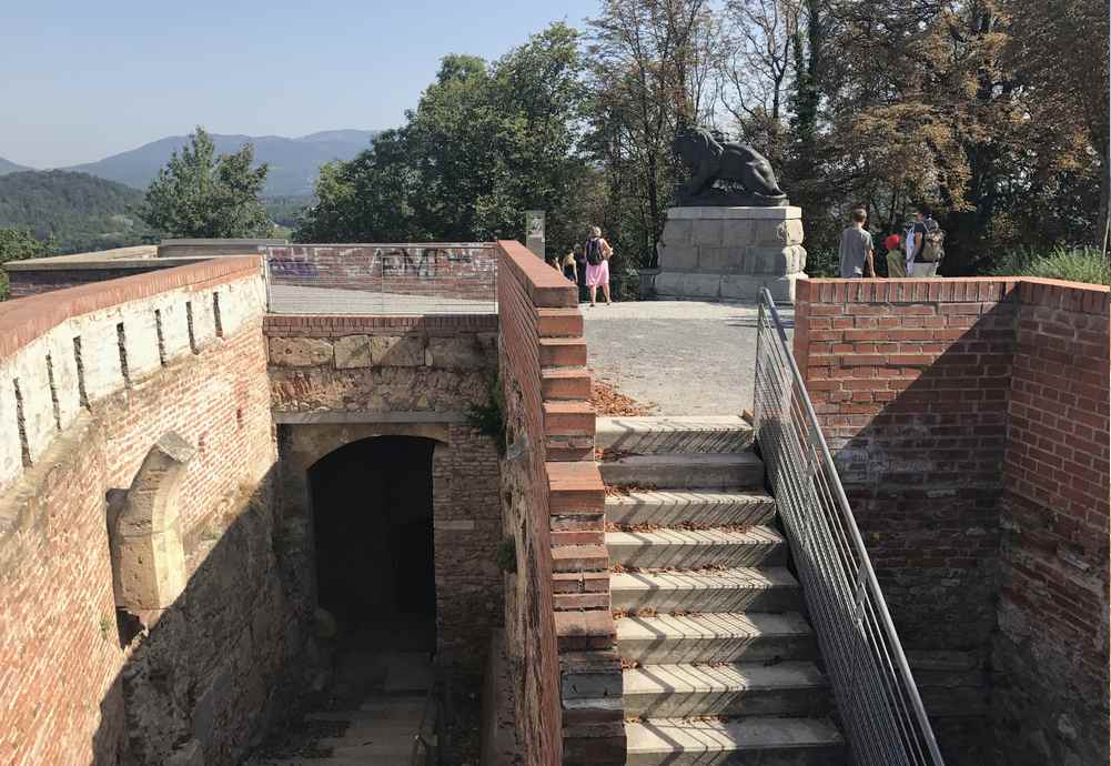 Die Reste der Festung von Graz mit dem Löwendenkmal