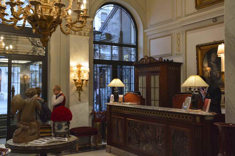 Das ist die Rezeption im Hotel Sacher mit dem wertvollen Holztresen