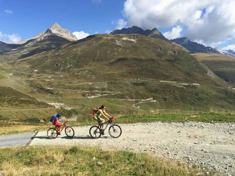 Wunderbares Panorama in Disentis: Mountainbiken mit Kindern zur Rheinquelle