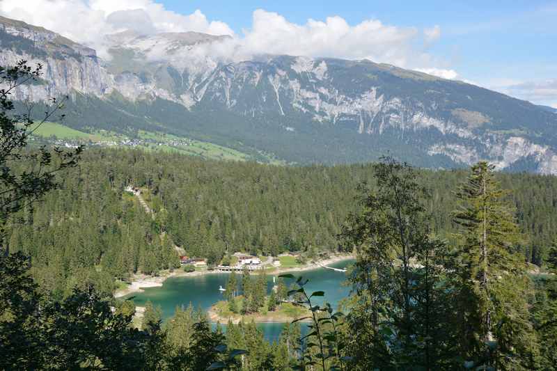 Bei der Rheinschlucht Wanderung ist auch der türkisfarbene Caumasee zu sehen