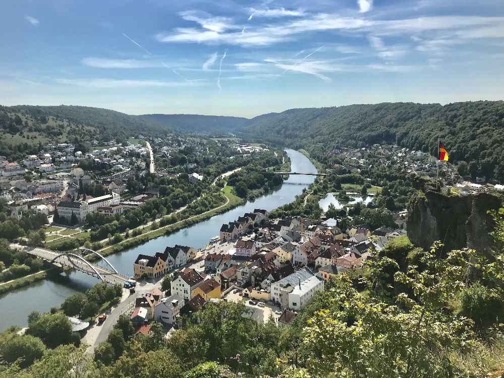 Der Blick von den Burgruinen in Riedenburg auf das Altmühltal in Bayern 