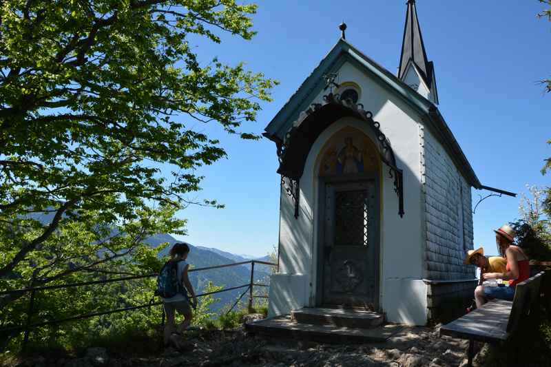 Wir sind oben bei der Riederstein Kapelle, ganz ohne kletten. Ein einfacher Wanderweg mit Kindern 