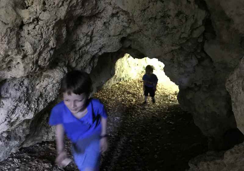Durch die kleine Höhle wandern - ein Highlight für Kinder
