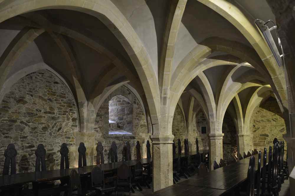 Das ist der Rittersaal auf Burg Lockenhaus, hier und in weiteren Räumen gibt es Veranstaltungen