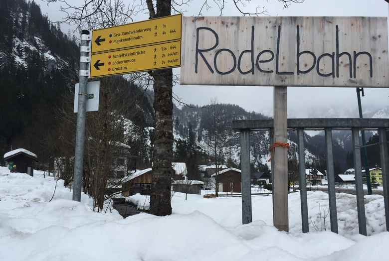 Rodeln Gosau: Das ist die Beschilderung direkt an der Straße von Gosau in Hintertal vor dem Gasthof Gosauschmied 