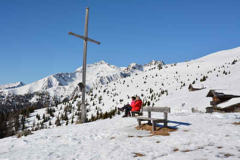 Rodeln mit Gipfelkreuz: Die Pertinger Alm Rodelbahn im Pustertal, Südtirol 