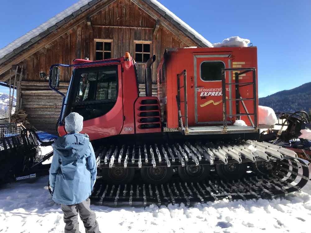  Dieses umgebaute Pistengerät ist das Rodeltaxi zur Berggeisthütte - ideal für das Nachtrodeln Kärnten