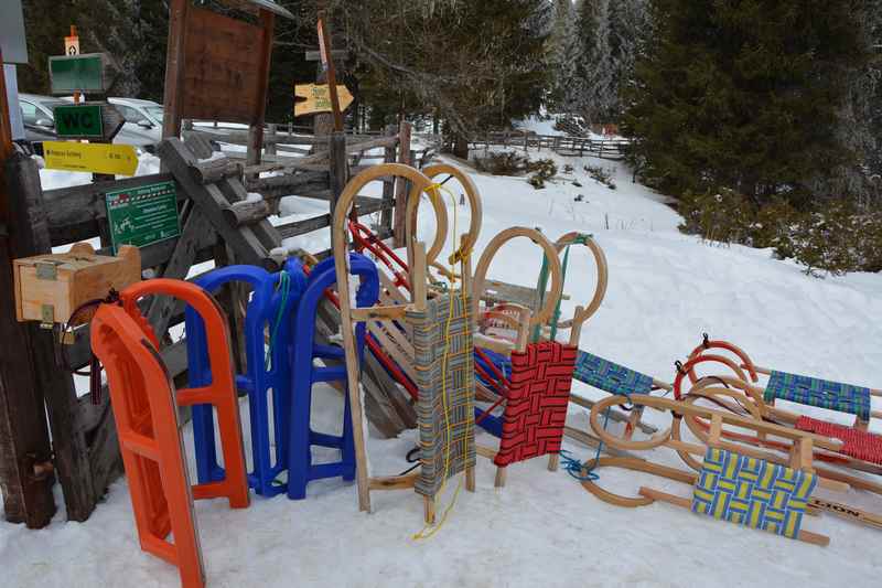  Hier gibt es am Parkplatz beim Prebersee Rodeln zum Ausleihen 