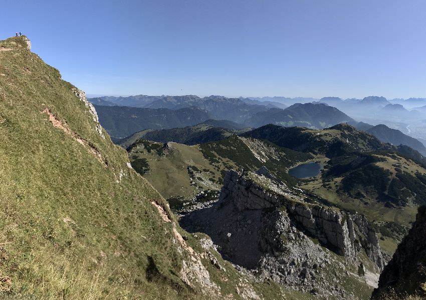 Ausblicke an jeder Ecke - hier der Zireiner See. Siehst du die kleinen Wanderer links oben?