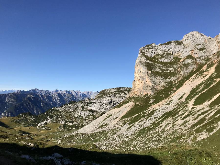 Riesig sind die Gipfel neben dem Wanderweg - auf den Hochiss führt auch der bekannte Klettersteig hinauf