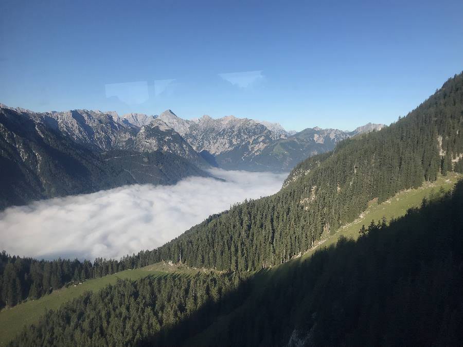 Unten liegt der Nebel über dem Achensee - im Rofan und Karwendel scheint die Sonne