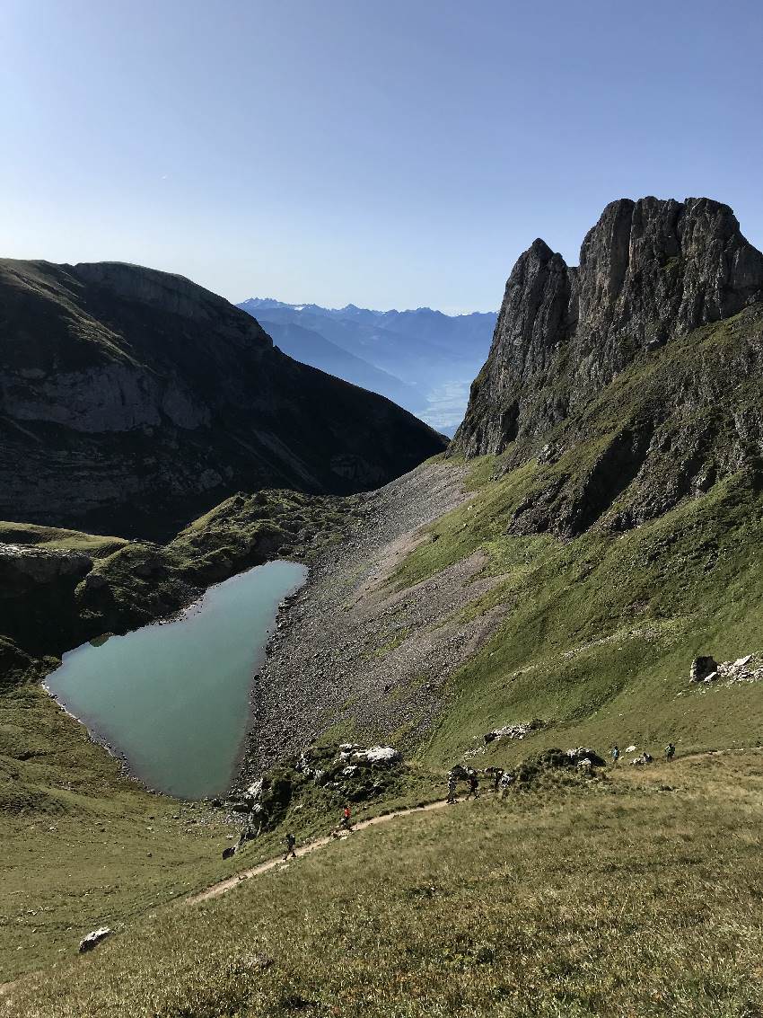 Oberhalb vom Grubersee wandern wir auf die Rofanspitze - schau mal die kleinen Wanderer auf dem Bild - im Vergleich zum Berg!