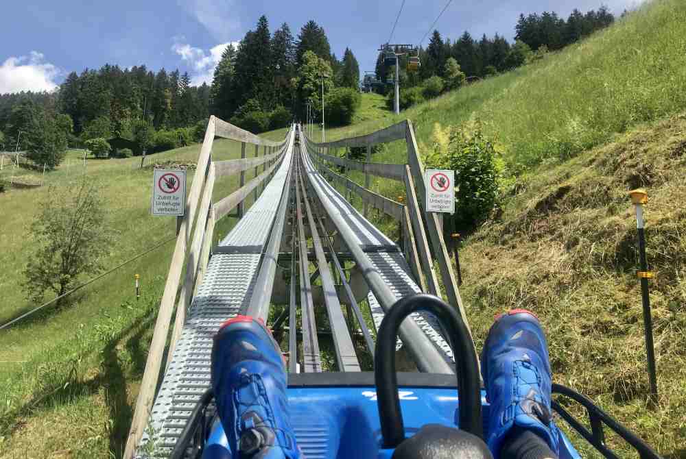 Zuerst steil hinauf zur Startrampe am Berg