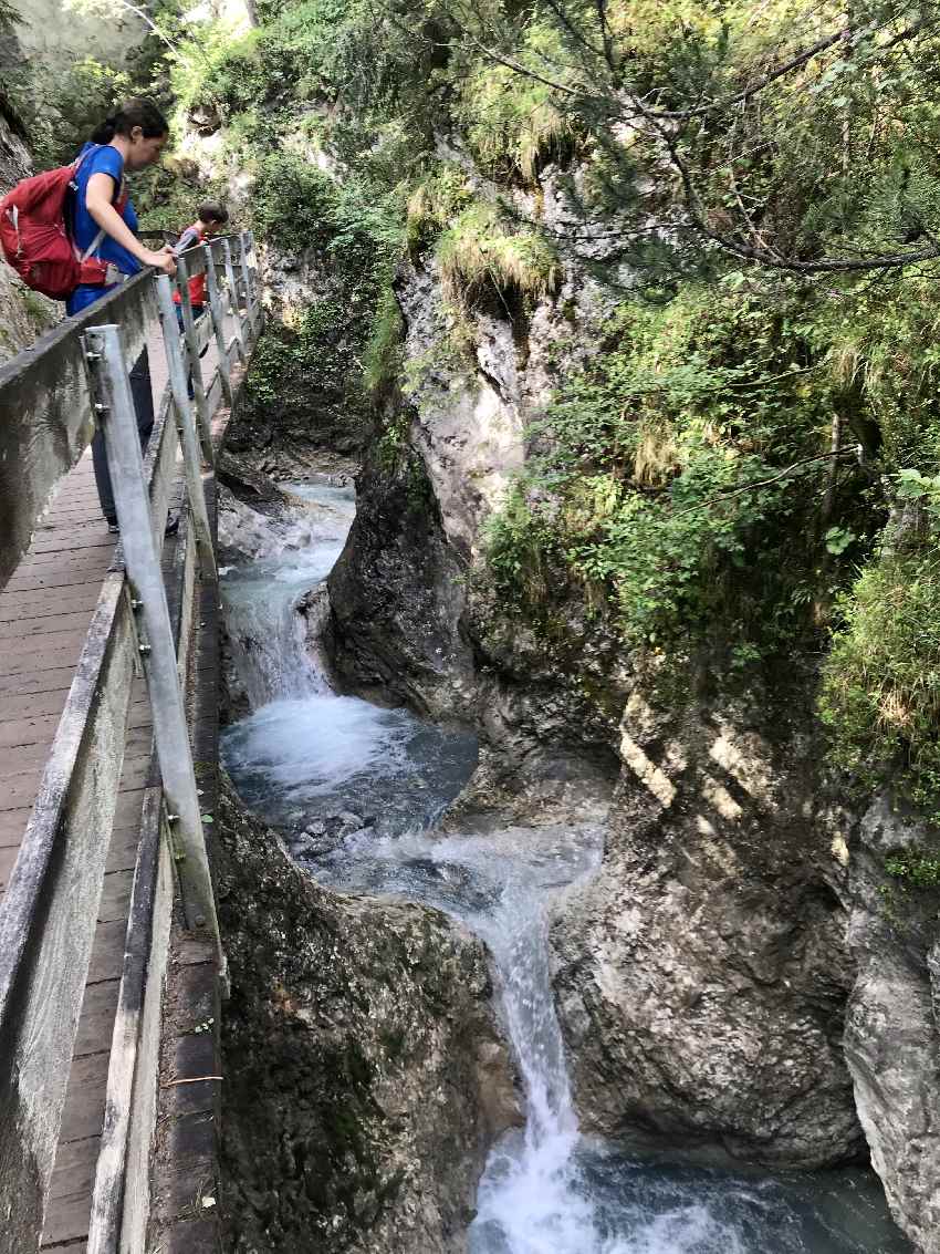 Vom Klammsteig auf das frische Wasser in der Klamm schauen