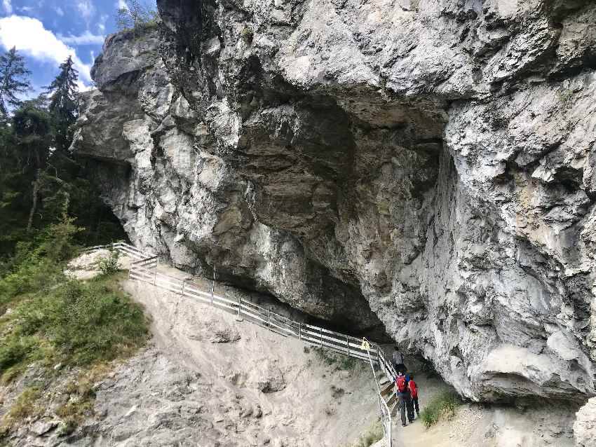 Riesige Felswand - kleine Menschen auf der Rosengarten Wanderung!