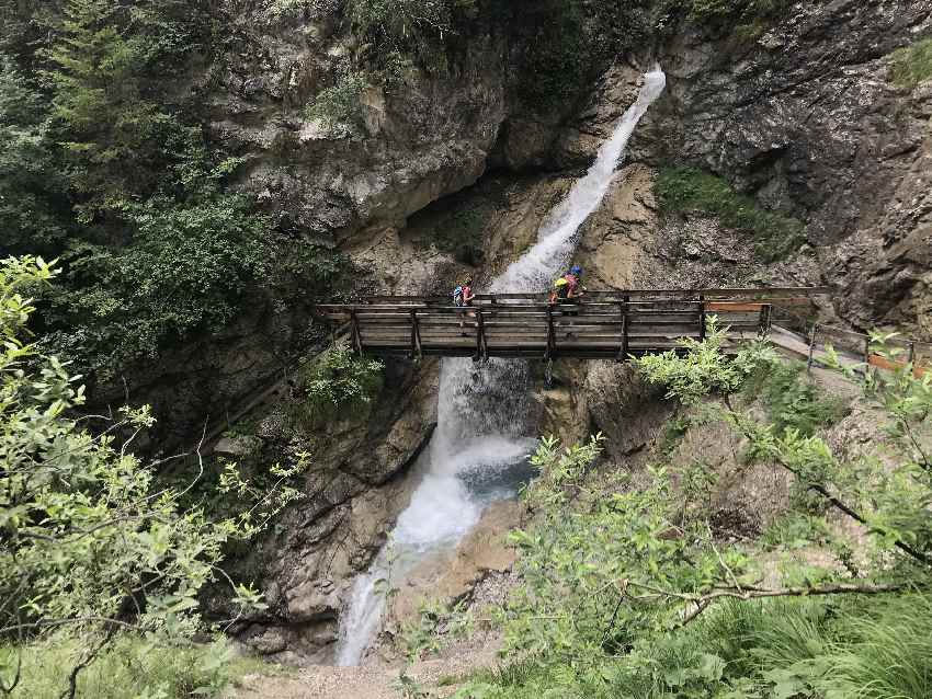 Der große Rosengartenschlucht Wasserfall mit der Brücke ist beeindruckend