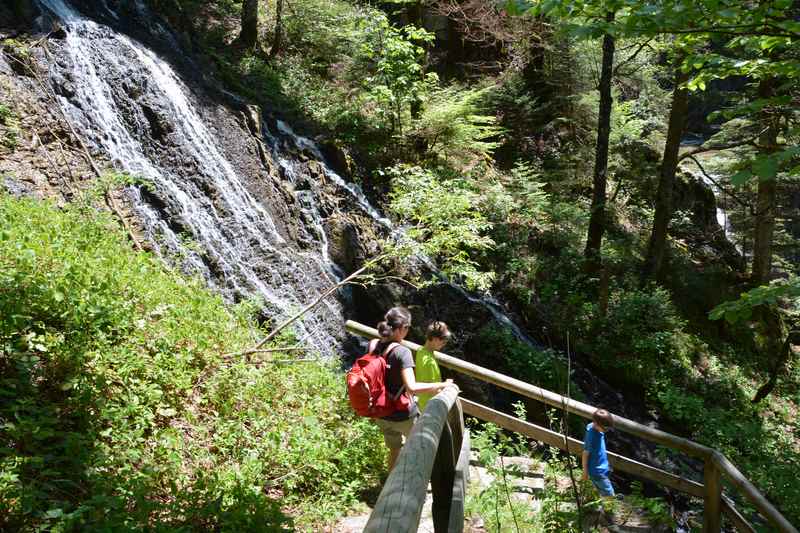 Unser Ausflug zum Rottachfall beginnt mit dem kleinen Wasserfall